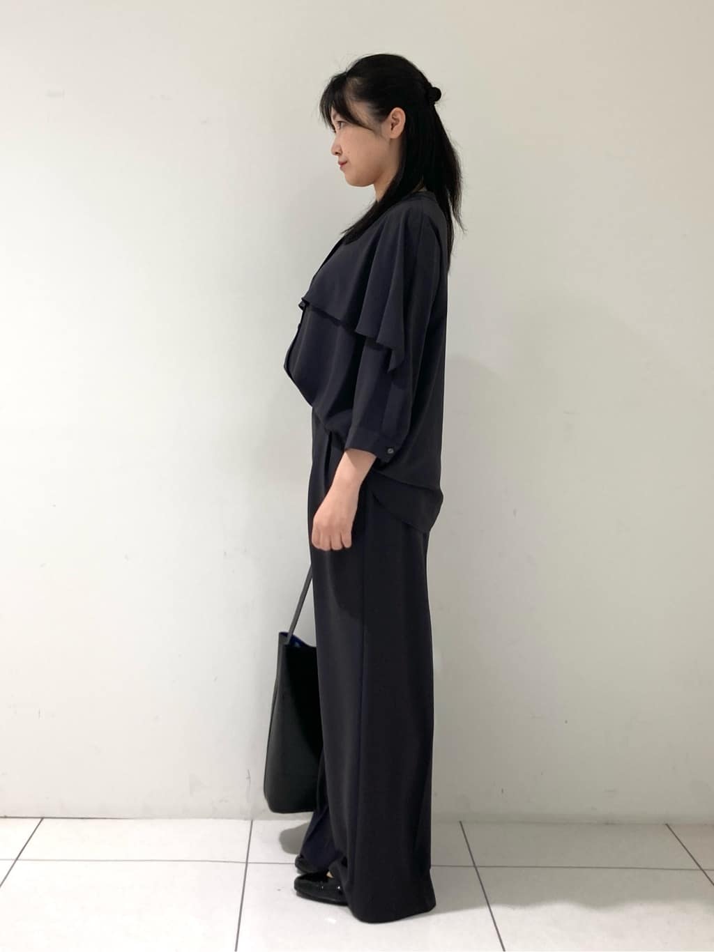 momokoさんの「INDIVI｜【羽織りとしても活躍！】ケープカラーブラウス」を使ったコーディネート