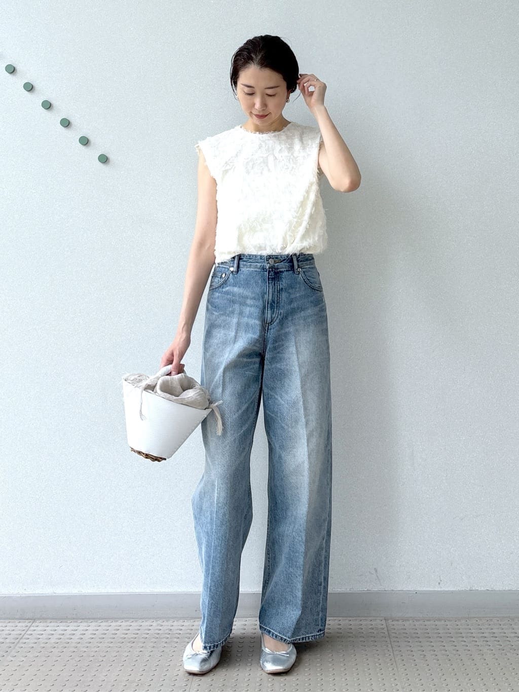 saitoさんの「DRESSTERIOR｜ヴィンテージ加工ワイドデニムパンツ」を使ったコーディネート