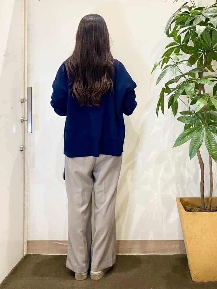 AYUMIさんの「SHOO･LA･RUE｜【洗える/毛玉レス】表面がきれいなVネックカーディガン」を使ったコーディネート