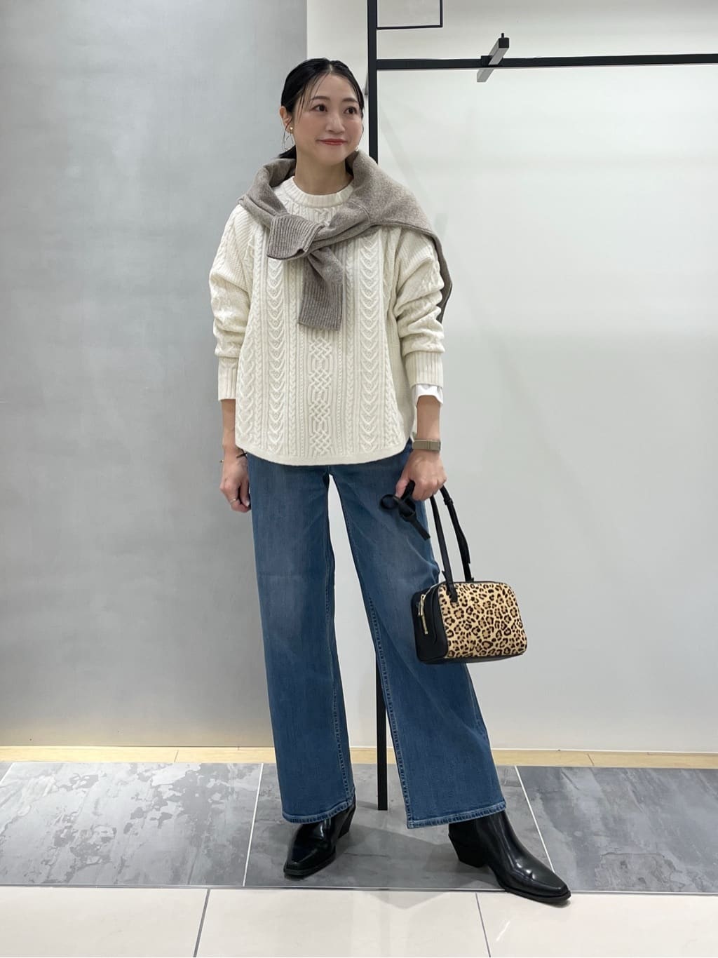 shihoさんの「INDIVI｜【洗える】ケーブルデザイン ラウンドヘムニット」を使ったコーディネート