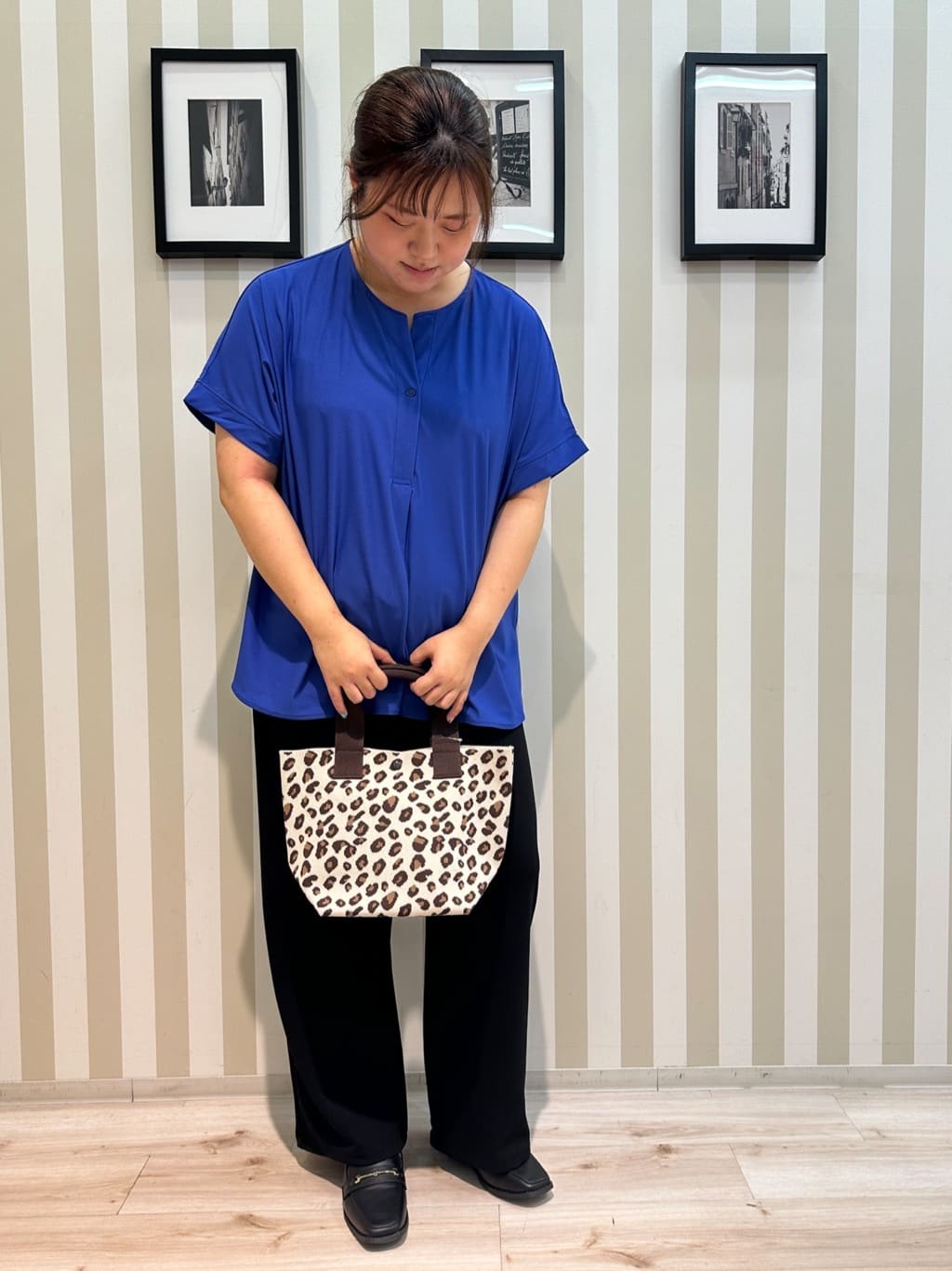 みさぼうさんの「SHOO･LA･RUE｜【S-LL】さらりとしたタッチが上品見え ワンボタンデザイン トップス」を使ったコーディネート