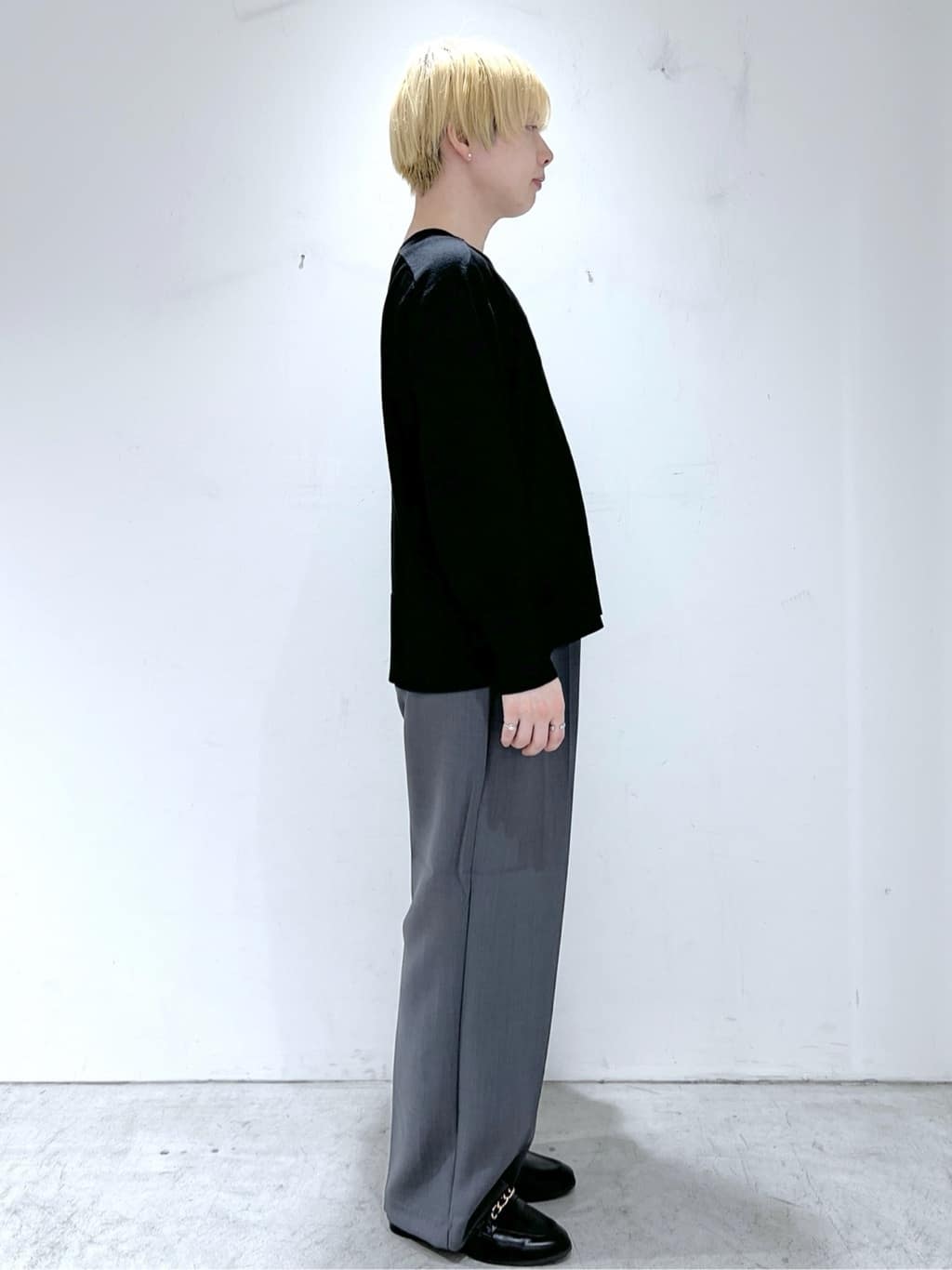 JINさんの「OPAQUE.CLIP｜リラクシーVネックニット【洗濯機洗OK】《6col》」を使ったコーディネート