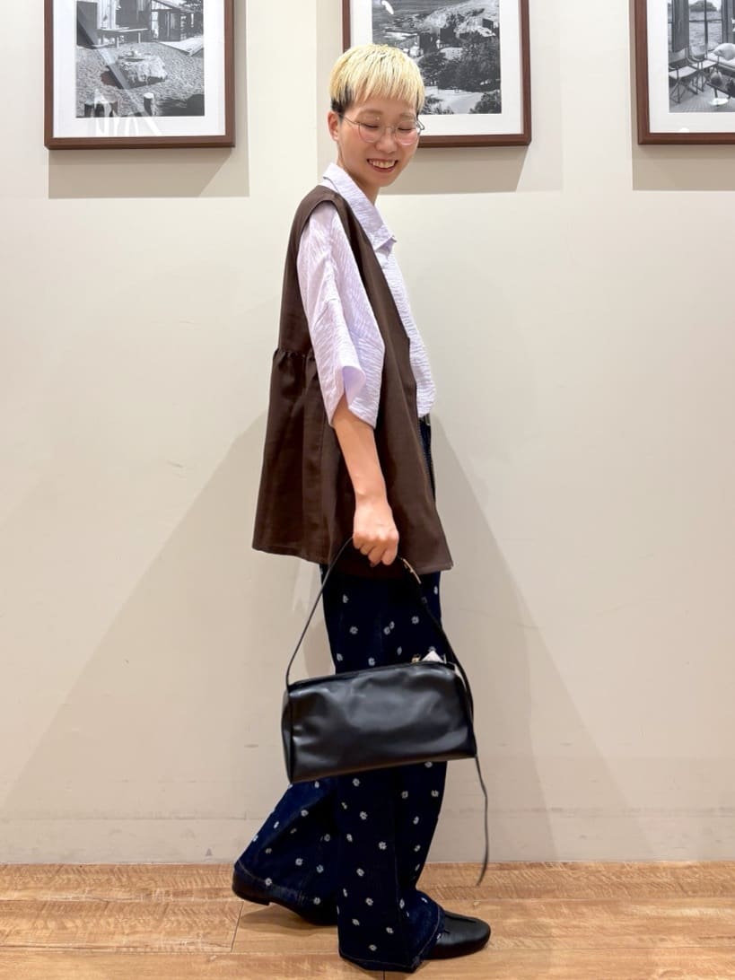 Ayumiさんの「SHOO･LA･RUE｜ゆるっと感がこなれ見え ワッシャーシアー半袖シャツ」を使ったコーディネート