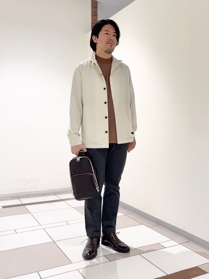 及川さんの「TAKEO KIKUCHI｜【3D ナイロン ストレッチ】スタンドカラー シャツブルゾン」を使ったコーディネート