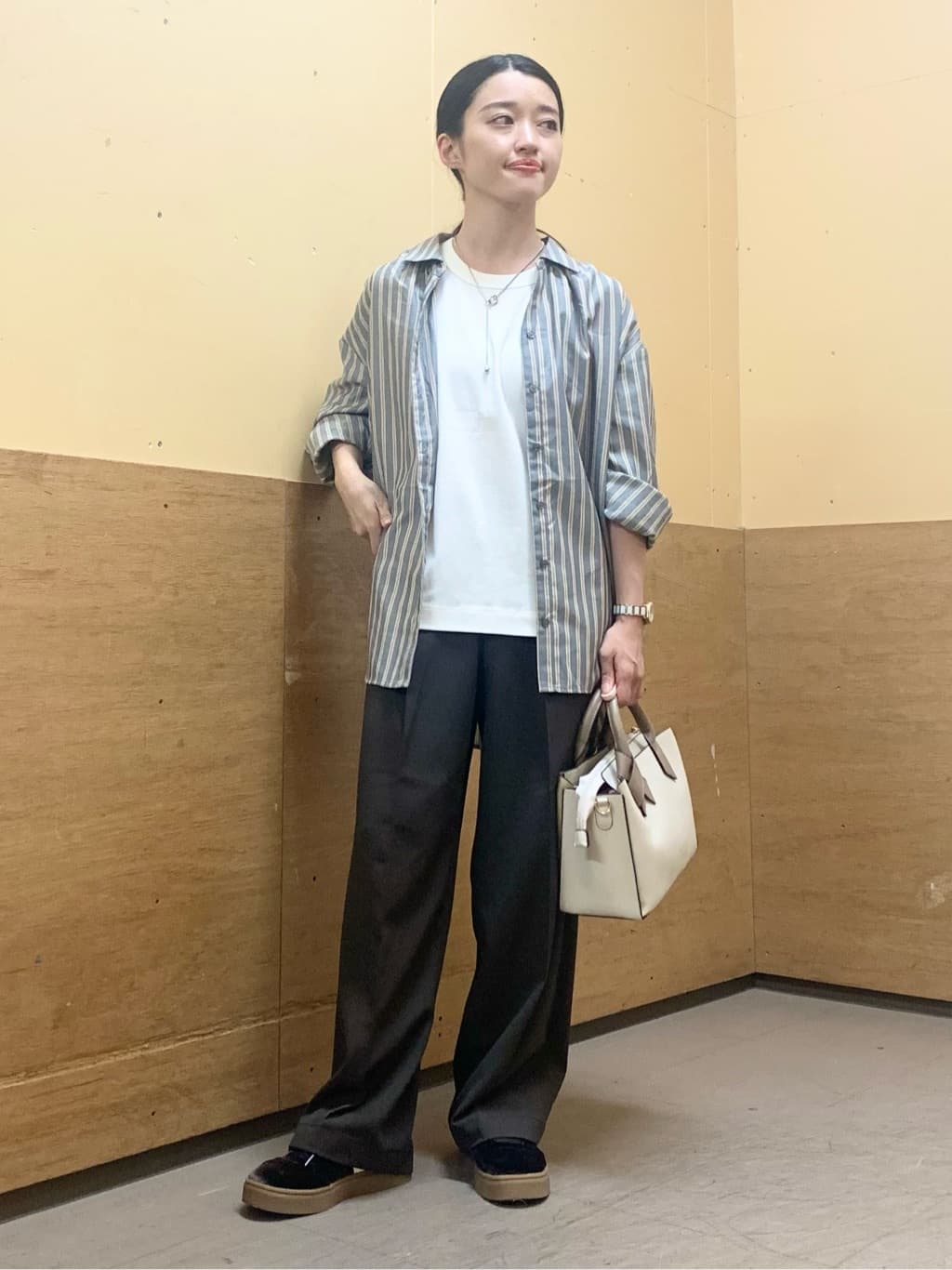 sahoさんの「THE SHOP TK｜【後ろ姿もサマになる】ストライプ バックシャーリングシャツ/体型カバー/洗える」を使ったコーディネート