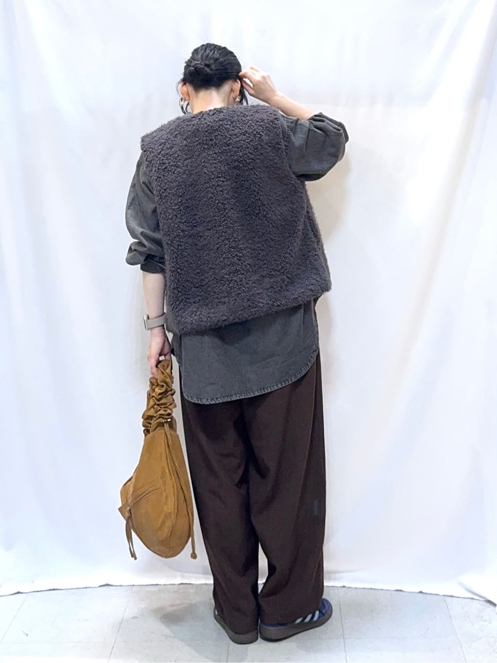 𝐇𝐢𝐫𝐨𝐦𝐢さんの「SHOO･LA･RUE｜【S-LL】こなれ感をプラスする BIGポケットデニムシャツ」を使ったコーディネート