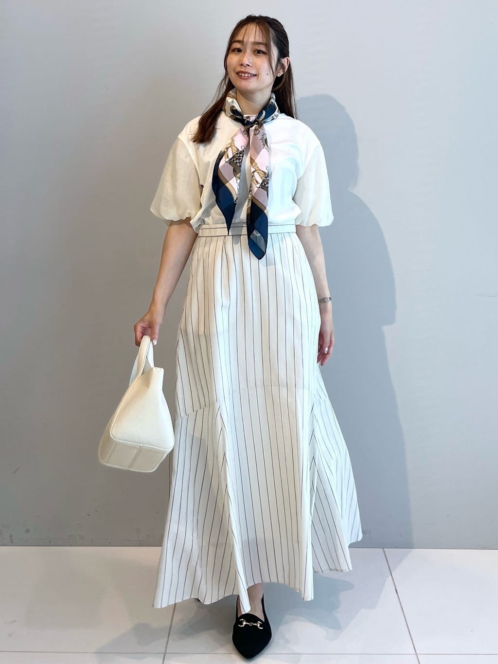 Saekoさんの「UNTITLED｜【手洗い／88cm正方形】シアー素材チェーン柄スカーフ」を使ったコーディネート