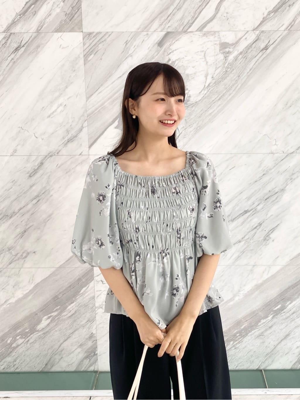 みさかさんの「index｜フラワーシャーリングペプラムブラウス【洗濯機洗い可】」を使ったコーディネート