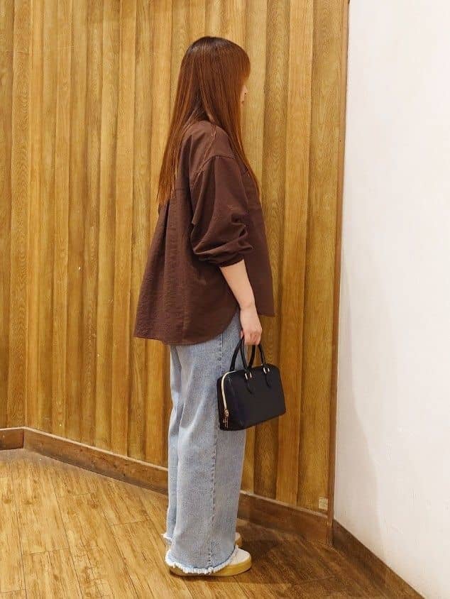 みみみさんの「SHOO･LA･RUE｜【洗濯機可】羽織りにもなる ビックポケットVネックシャツ」を使ったコーディネート