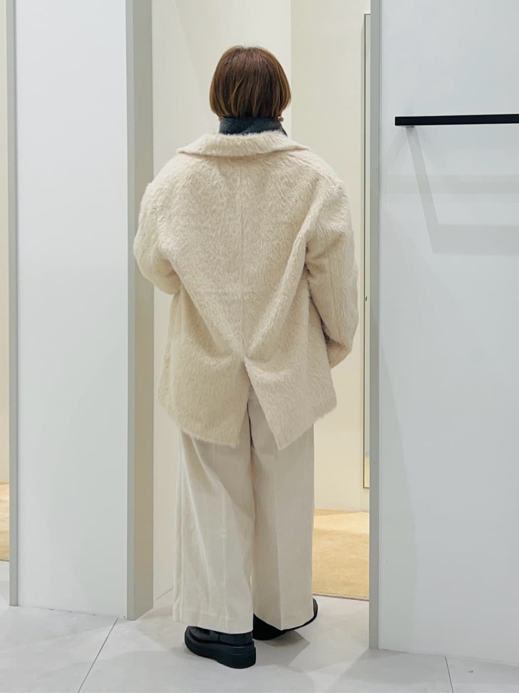 タナさんの「THE SHOP TK｜纏うだけで大人上品 シャギーチェスターハーフコート」を使ったコーディネート