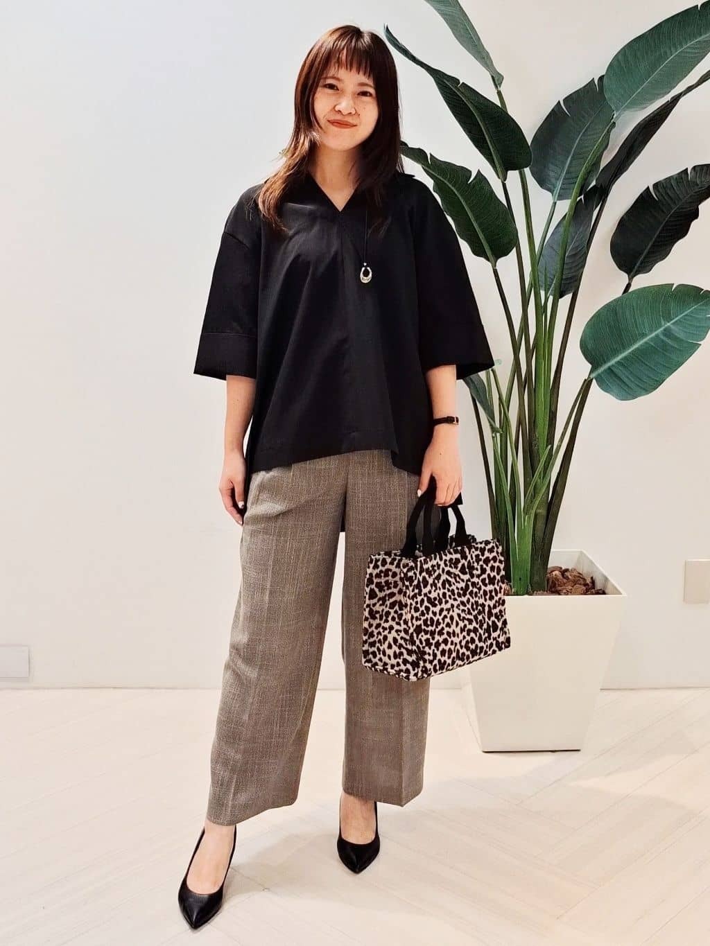 YuKaRiさんの「UNTITLED｜【UVカット/接触冷感/吸水速乾/ゆったり】V開きネックシャツ」を使ったコーディネート