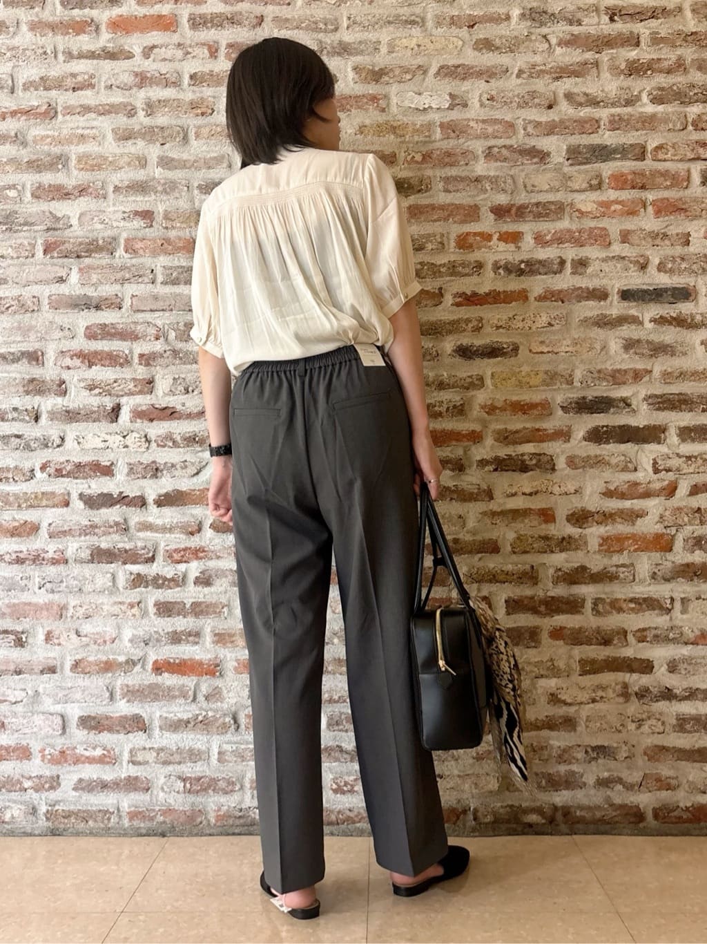 しばさんの「THE SHOP TK｜【インしなくも決まる】サテンギャザー5分袖ブラウス」を使ったコーディネート