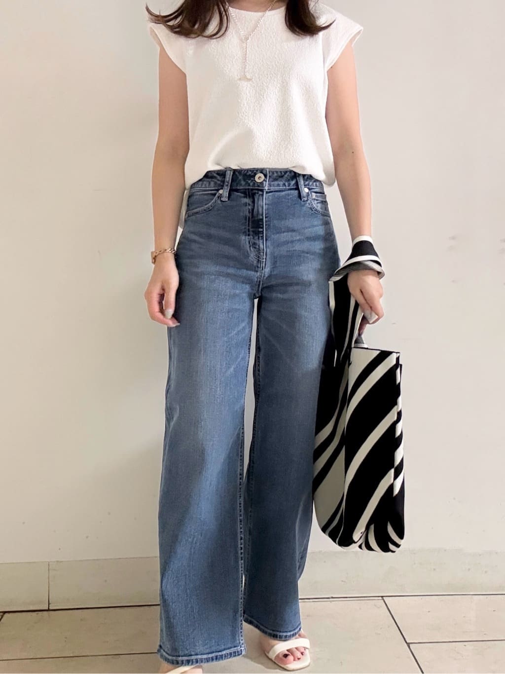 kahoさんの「INDIVI｜【褒められデニム】ワイドストレート デニムパンツ」を使ったコーディネート