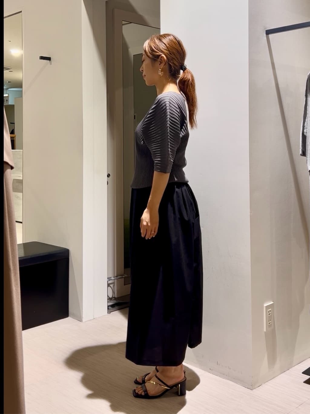 𝑹𝑶𝑴𝑰さんの「INDIVI｜【二の腕カバー／スタイルアップ】ドライタッチストレッチニット」を使ったコーディネート