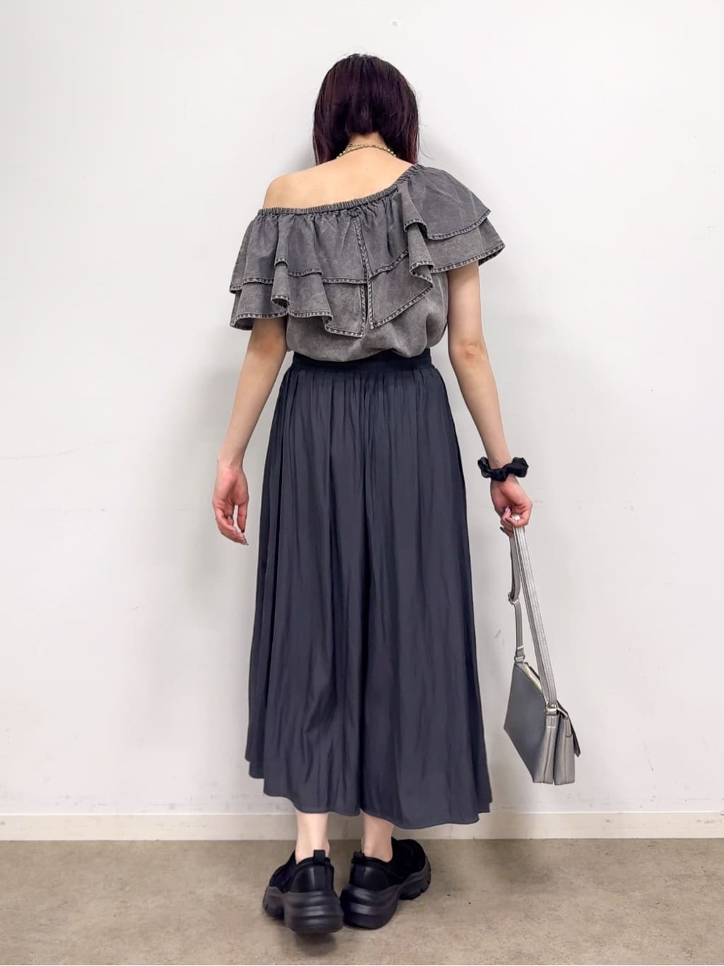 𝐜𝐡𝐢𝐤𝐚さんの「SHOO･LA･RUE｜【セットアップ可/前後2WAY/オフショル2WAY】着こなしを楽しめる デニムフリルブラウス」を使ったコーディネート