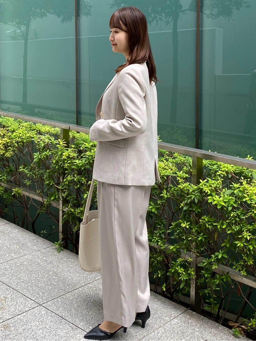 みさかさんの「index｜パール調パーツ付きクルーネックニット【洗濯機OK】《8col／XS～3L》」を使ったコーディネート