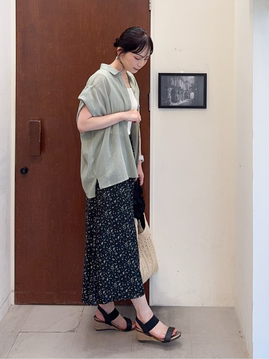𝐇𝐢𝐫𝐨𝐦𝐢さんの「SHOO･LA･RUE｜【S-LL】さらシャリコットン 上品なシアー感のデザインシャツ」を使ったコーディネート