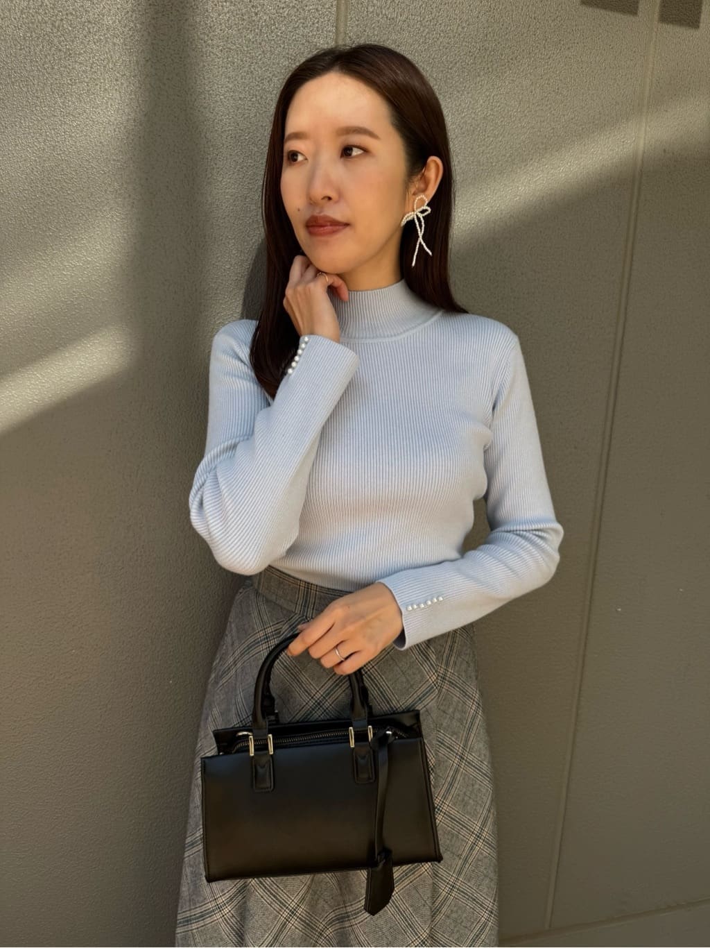 teiさんの「Couture brooch｜【多機能・フェミニン】パール調リブニット」を使ったコーディネート
