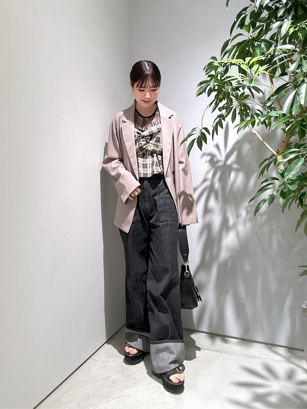 Renoさんの「INDIVI｜オンブレチェックビスチェ」を使ったコーディネート