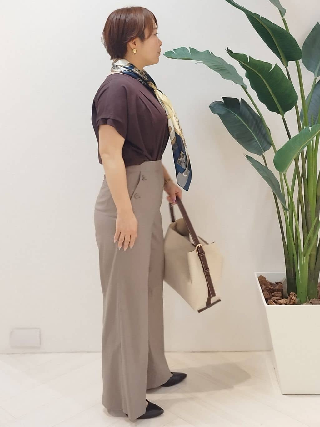 s u g iさんの「UNTITLED｜【手洗い／88cm正方形】シアー素材チェーン柄スカーフ」を使ったコーディネート