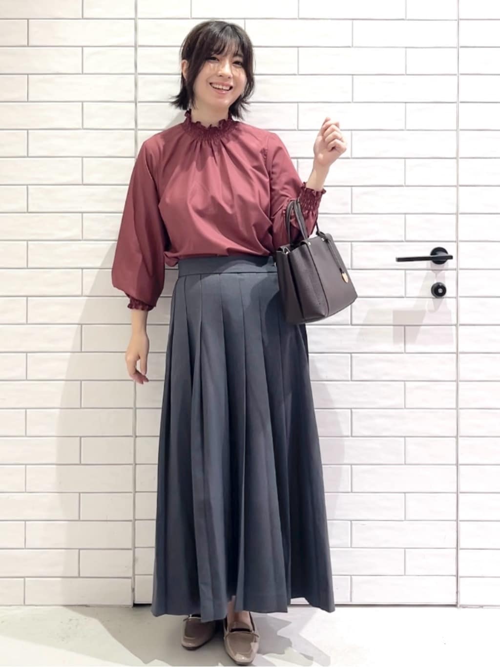しおりさんの「OPAQUE.CLIP｜シャーリングハイネックブラウス【洗濯機OK】」を使ったコーディネート