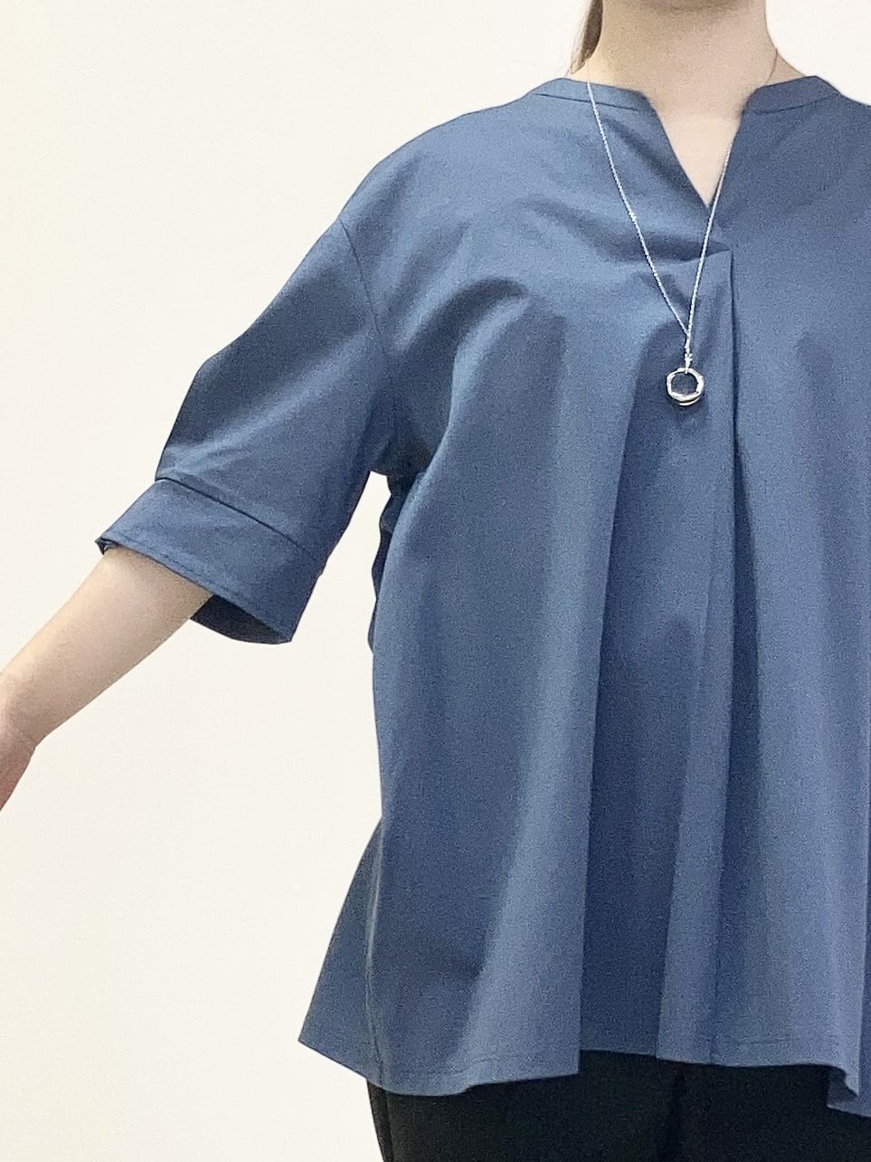tomominさんの「Reflect｜【すっきり見え！長め丈／マシンウォッシュ可】スキッパーネックジャージトップス」を使ったコーディネート