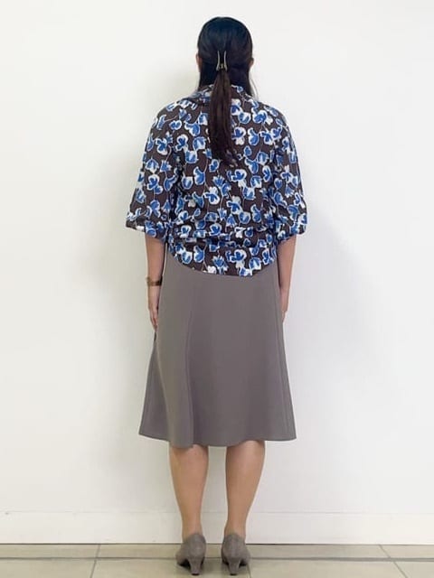 chisaさんの「Reflect｜【ジャケットのインナーにおすすめ◎】花柄タックデザインブブラウス」を使ったコーディネート