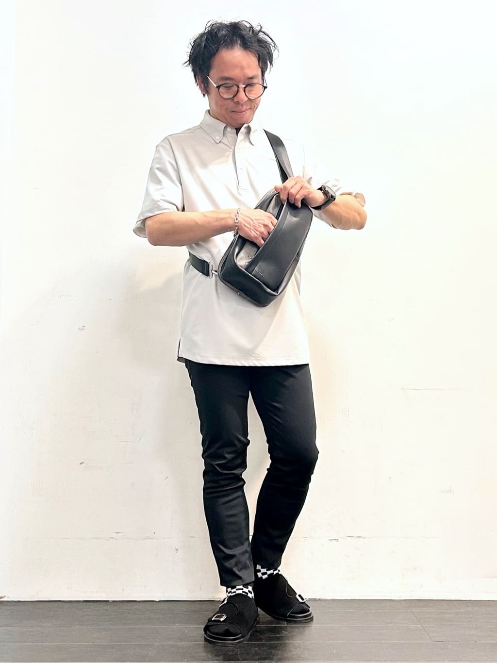 KENJI Iさんの「THE SHOP TK｜【ご好評につき再入荷！！】サフィアーノ切替えボディバック」を使ったコーディネート