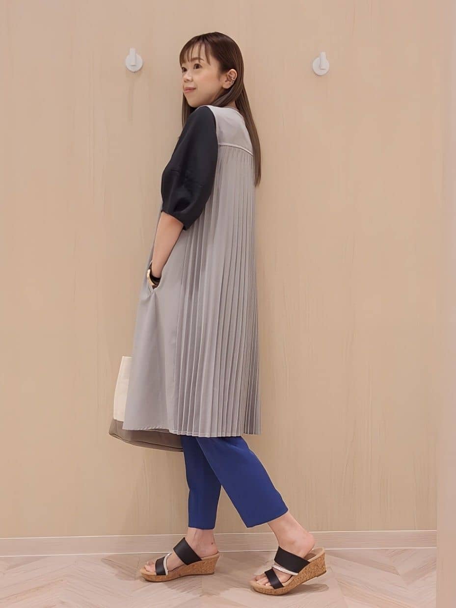 asadaさんの「SHOO･LA･RUE｜◆【S-LL/体型カバー】後ろ姿もきれい見え バックプリーツジレ」を使ったコーディネート