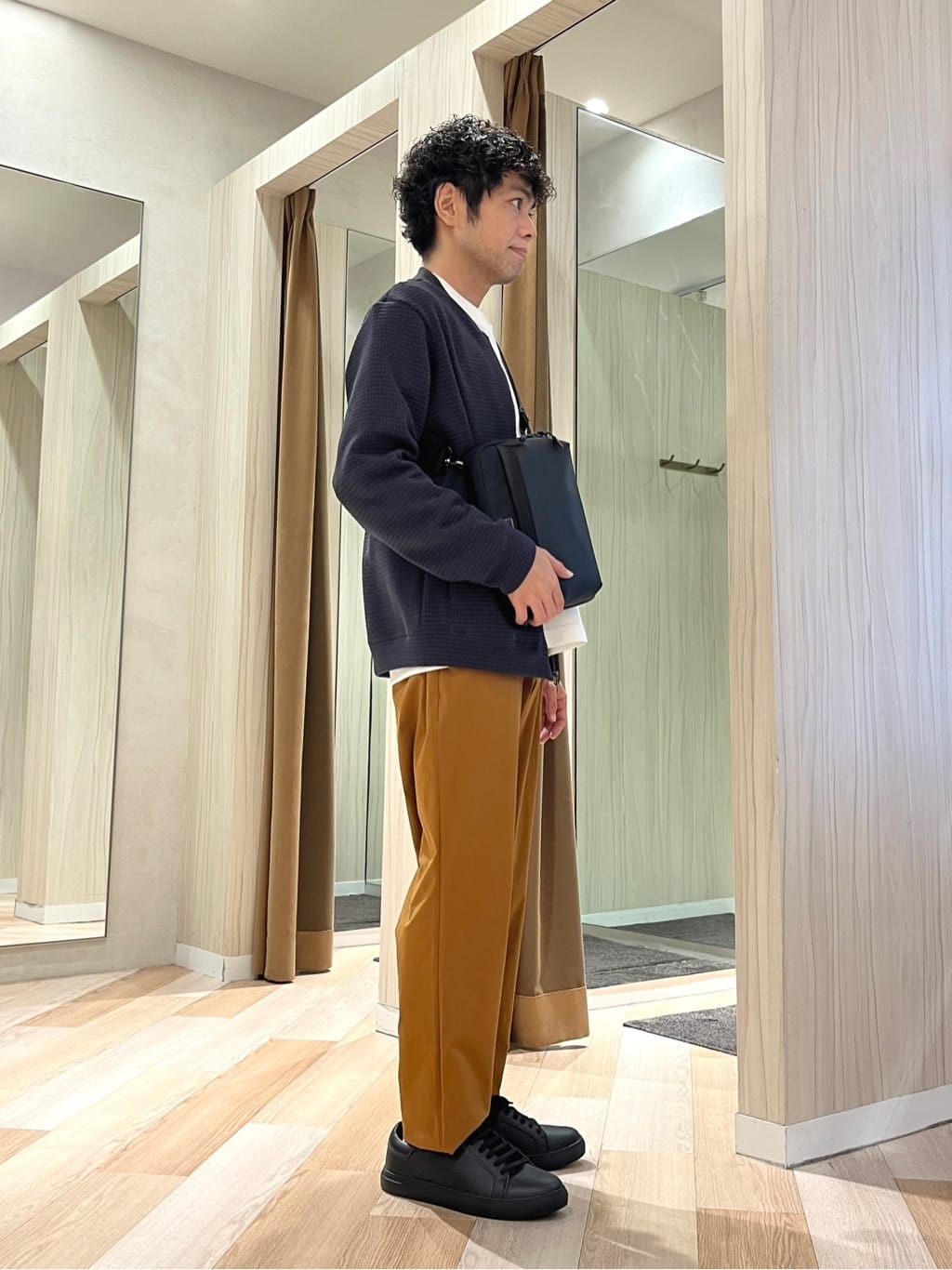 URAさんの「TAKEO KIKUCHI｜【3Dナイロンストレッチ】スリムイージーパンツ」を使ったコーディネート