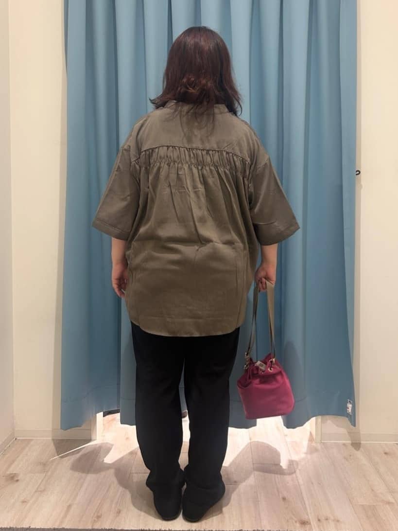 くーさんの「SHOO･LA･RUE｜【S-LL/洗濯後しわになりにくい】バックギャザーがアクセント スッキパーブラウス」を使ったコーディネート