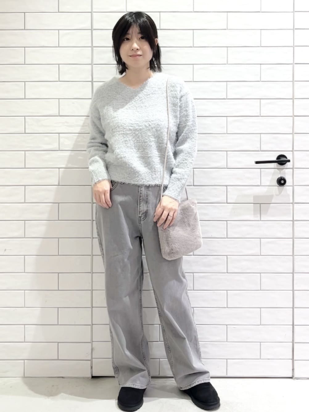 しおりさんの「OPAQUE.CLIP｜スパンコールフェザーVネックニット【洗濯機OK】」を使ったコーディネート