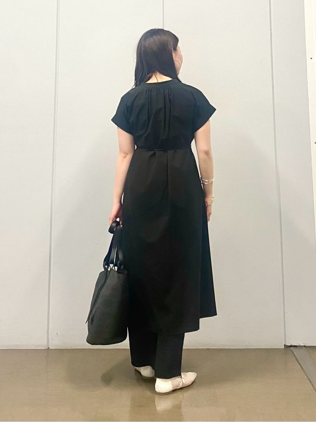 misakiさんの「INDIVI｜【洗える／UVケア／SETUP可能】ドロストワイドパンツ」を使ったコーディネート