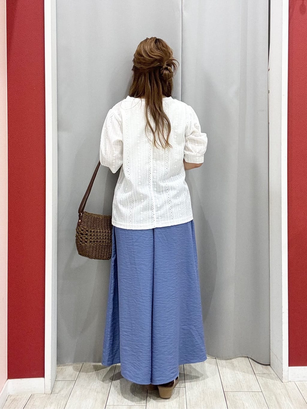 shioさんの「SHOO･LA･RUE｜【S-LL/ひんやり】さらっとタッチできれい見え ピンタックスカーチョ」を使ったコーディネート