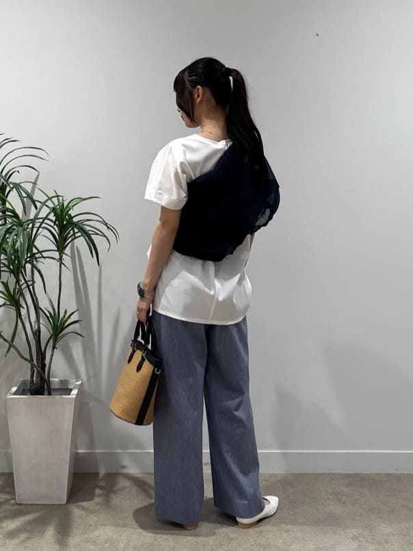 ibukiさんの「INDIVI｜【洗える／汗ジミ防止】バイカラー＆アシメヘム Tシャツ」を使ったコーディネート