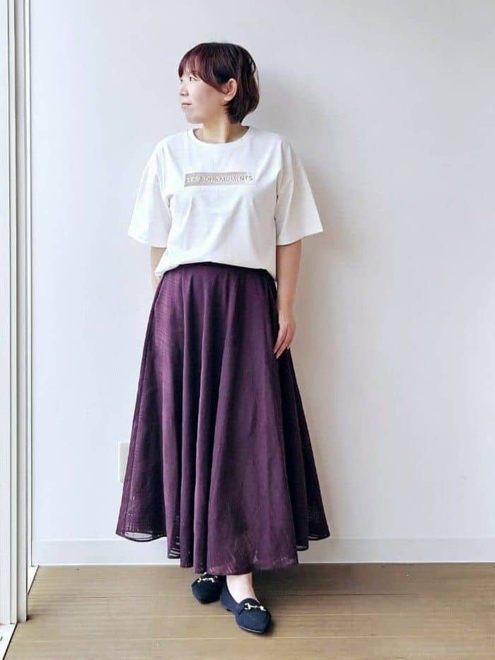 やじまさんの「UNTITLED｜【コットン100/ゆったり/ショート丈/洗える】ベロアロゴTシャツ」を使ったコーディネート