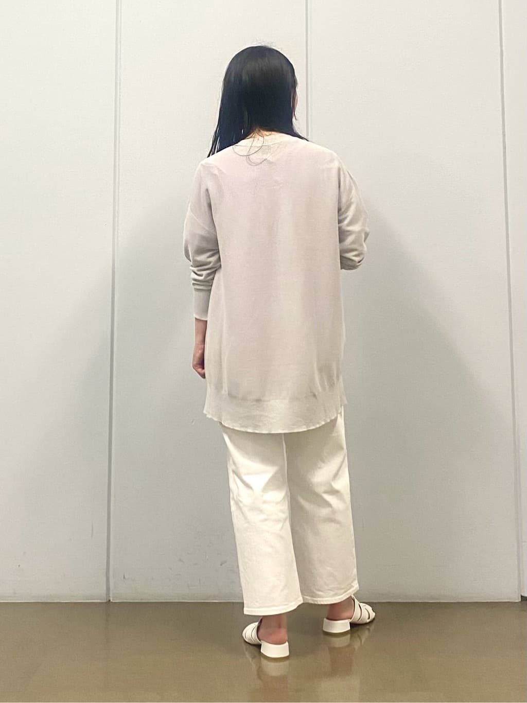 misakiさんの「INDIVI｜【褒められデニム】ワイドストレート デニムパンツ」を使ったコーディネート