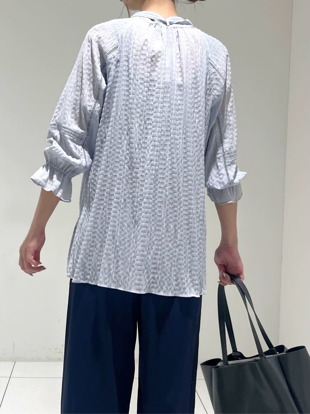 shioriさんの「INDIVI｜【洗える／シャーリング素材】ボリューム袖エアリーブラウス」を使ったコーディネート