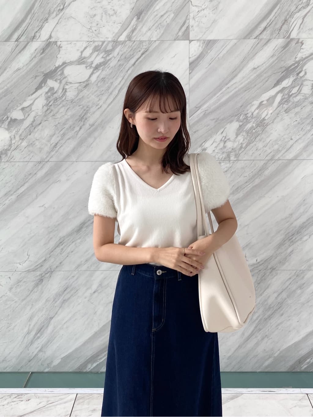 みさかさんの「index｜《6色展開》フェザーパフスリーブVネックニット【洗濯機洗い可】」を使ったコーディネート