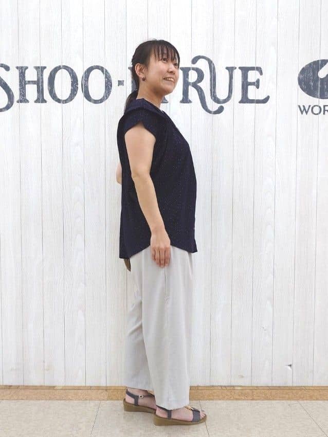 とろろさんの「SHOO･LA･RUE｜【S-LL/ひんやり】きちんと見えで好印象 ドット柄デザイントップス」を使ったコーディネート