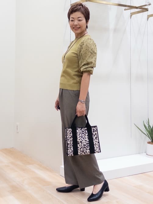 シュウコさんの「grove｜【二の腕カバー】繊細さと上品さをまとう袖刺繍プルオーバーニット」を使ったコーディネート
