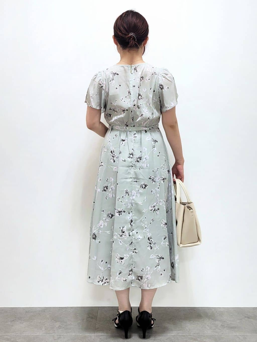 kinaさんの「index｜カシュクールフラワーワンピース【洗濯機洗い可】」を使ったコーディネート