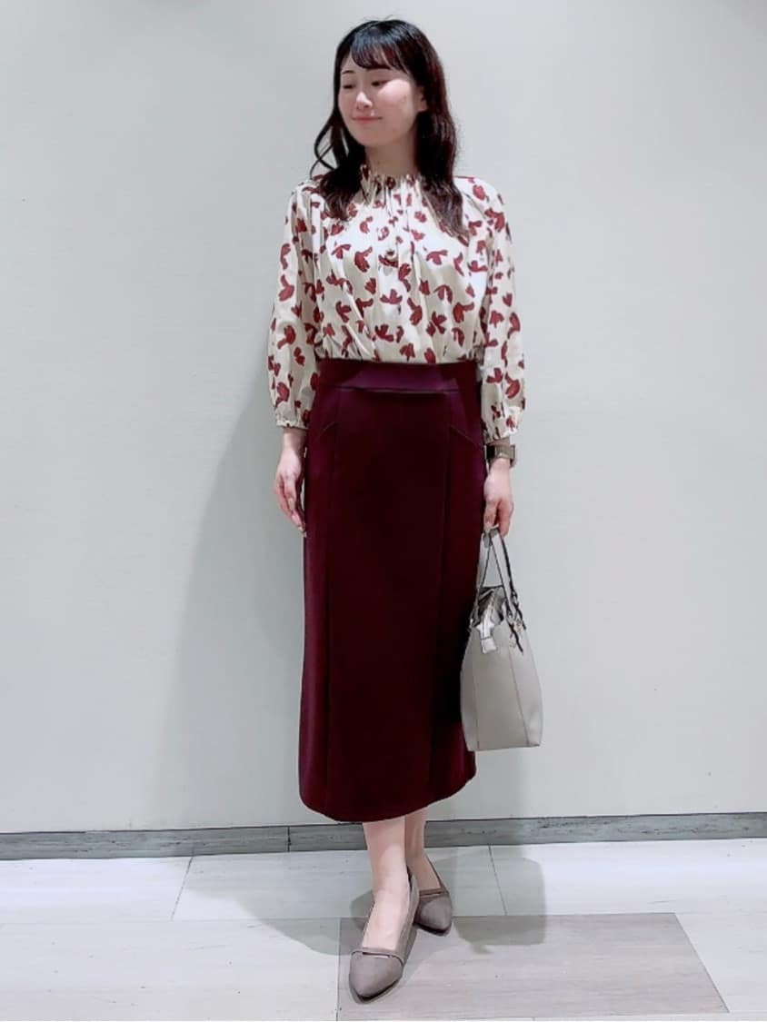 エリカさんの「Reflect｜【ジャケットのインナーにおすすめ◎】花柄タックデザインブブラウス」を使ったコーディネート