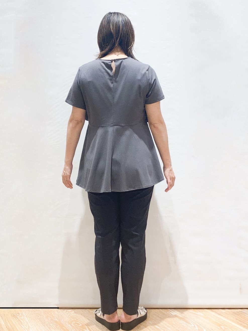 Shihoさんの「OPAQUE.CLIP｜◆フリルドッキングペプラムトップス【接触冷感／洗濯機洗い可】」を使ったコーディネート