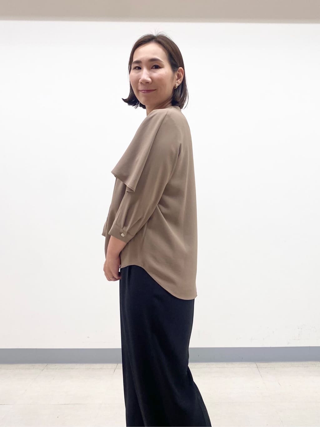 YUKARIさんの「INDIVI｜【羽織りとしても活躍！】ケープカラーブラウス」を使ったコーディネート