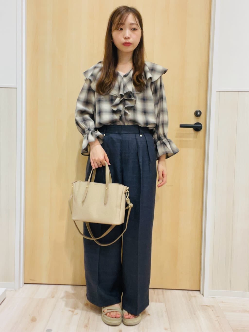 minamiさんの「SHOO･LA･RUE｜【S-LL】1枚で華やか チェック柄フリルブラウス」を使ったコーディネート