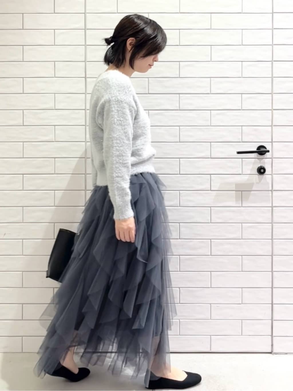 しおりさんの「OPAQUE.CLIP｜スパンコールフェザーVネックニット【洗濯機OK】」を使ったコーディネート
