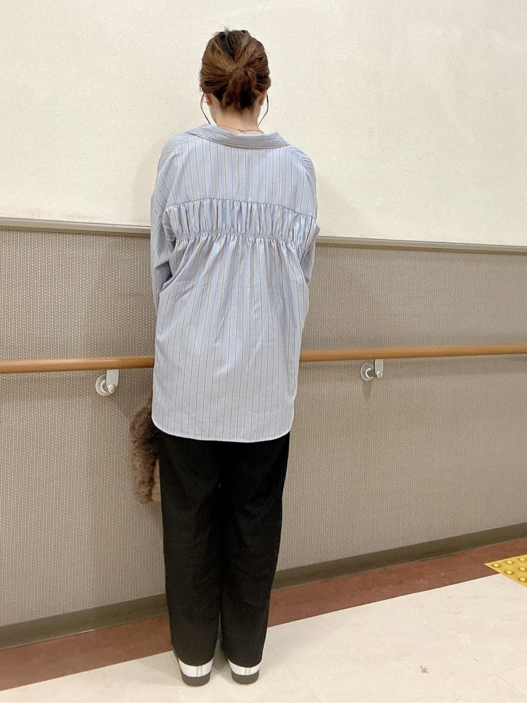 おしらさんさんの「THE SHOP TK｜【後ろ姿もサマになる】ストライプ バックシャーリングシャツ/体型カバー/洗える」を使ったコーディネート