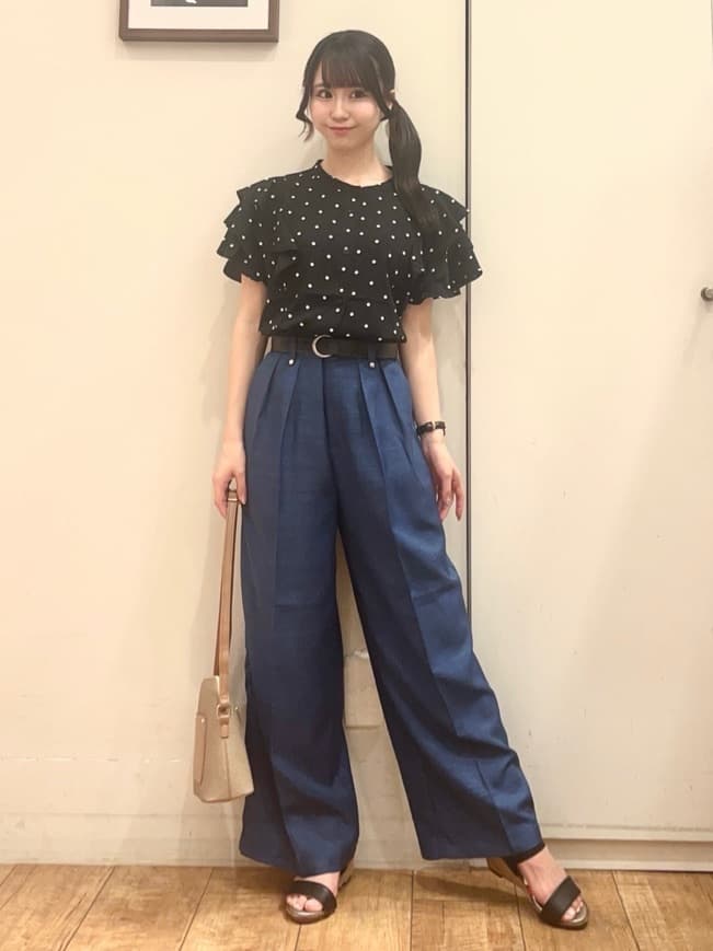 AIRIさんの「SHOO･LA･RUE｜【無地/ドット柄】お袖フリルが華やぐ きれいめブラウス」を使ったコーディネート