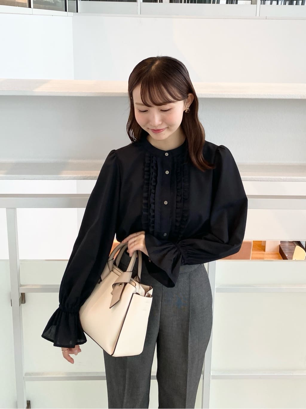 みさかさんの「index｜タックフリルバンドカラーブラウス【洗濯機OK／イージーアイロン】」を使ったコーディネート